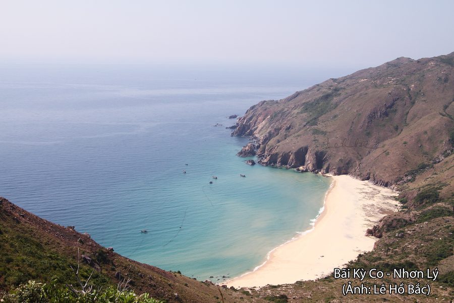 Strand von Ky Co bei Quy Nhon mit türkisfarbenem Meer und bewaldeten Hügeln
