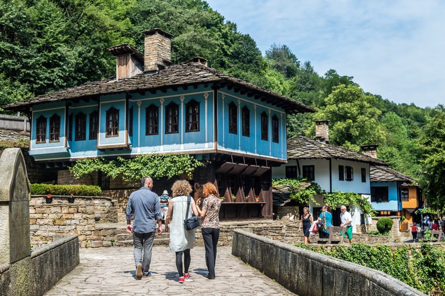 Freilichtmuseum Etar bei Gabrovo mit traditionellen bulgarischen Gebäuden.