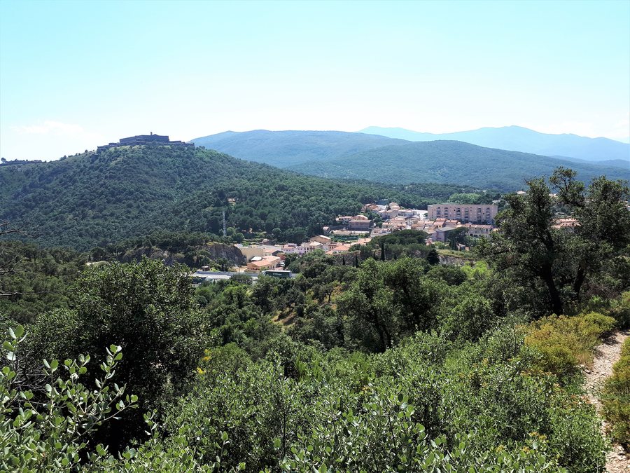 File:Fort de Bellegarde et Le Perthus.jpg