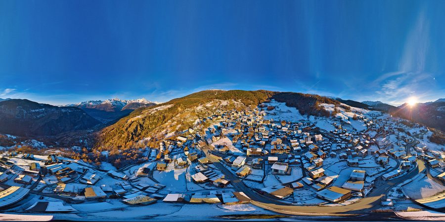 Veduta aerea di Visperterminen nelle montagne del Vallese.