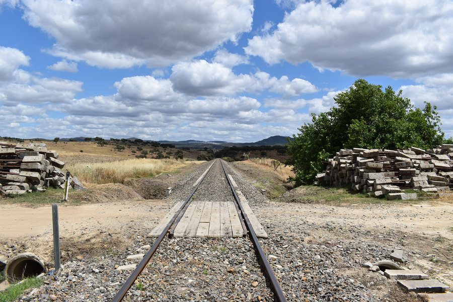 File:Línea Zafra-Huelva en Matasanos, Fregenal de la Sierra.jpg