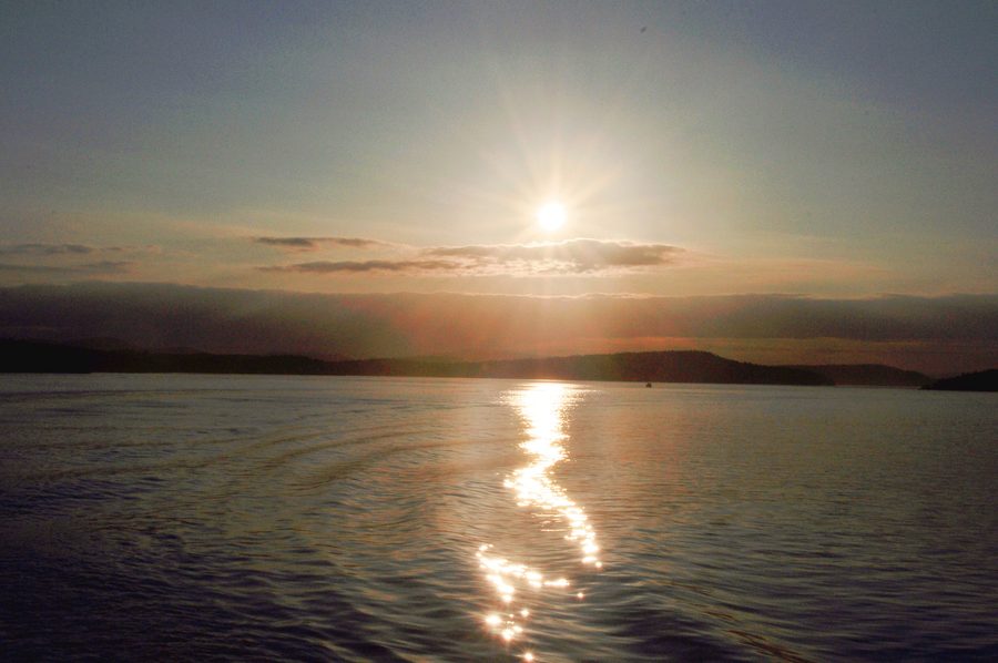 Vista al tramonto sulle San Juan Islands da un traghetto dello Stato di Washington.