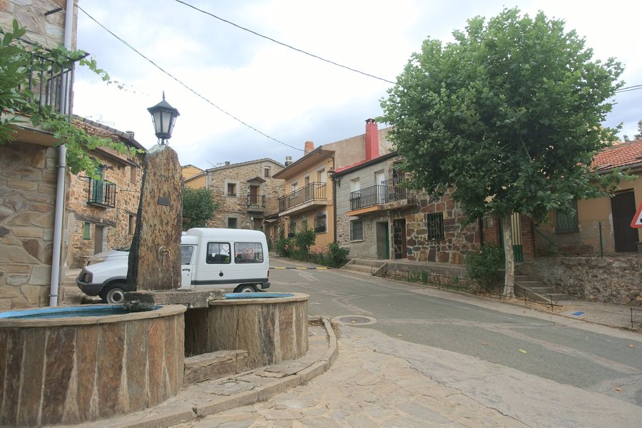 File:Calle en Arroyo de las Fraguas.jpg