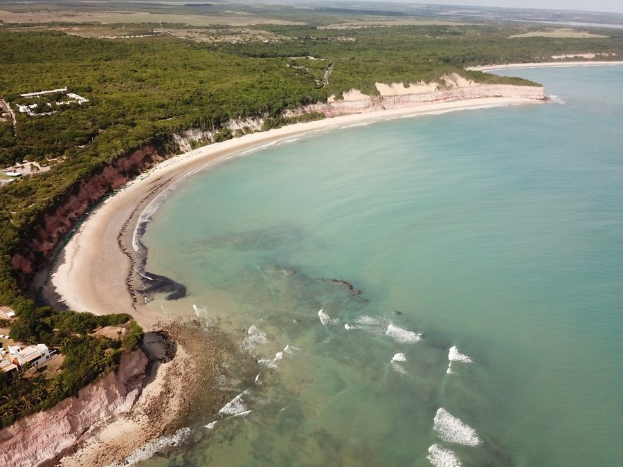 Ripresa aerea della Baía dos Golfinhos a Pipa con baia, spiaggia e linea costiera