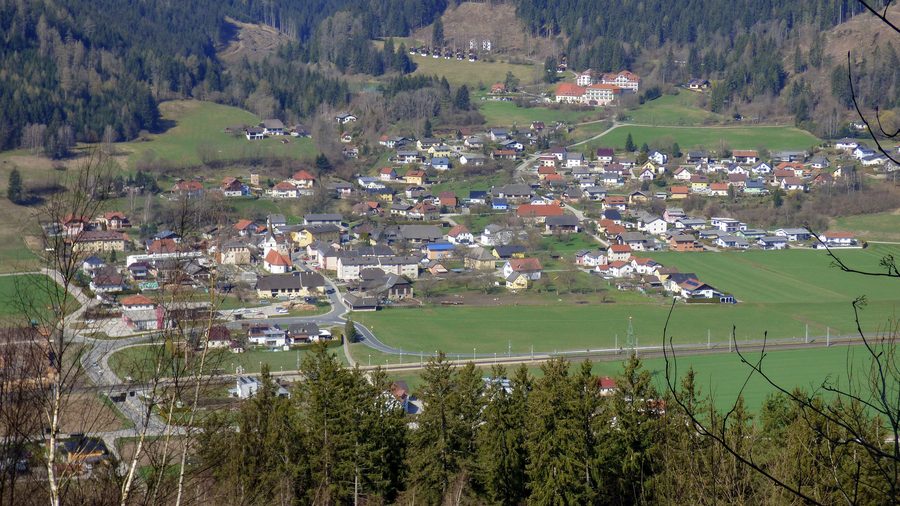 Panorama von Micheldorf in Kärnten mit hügeliger Landschaft