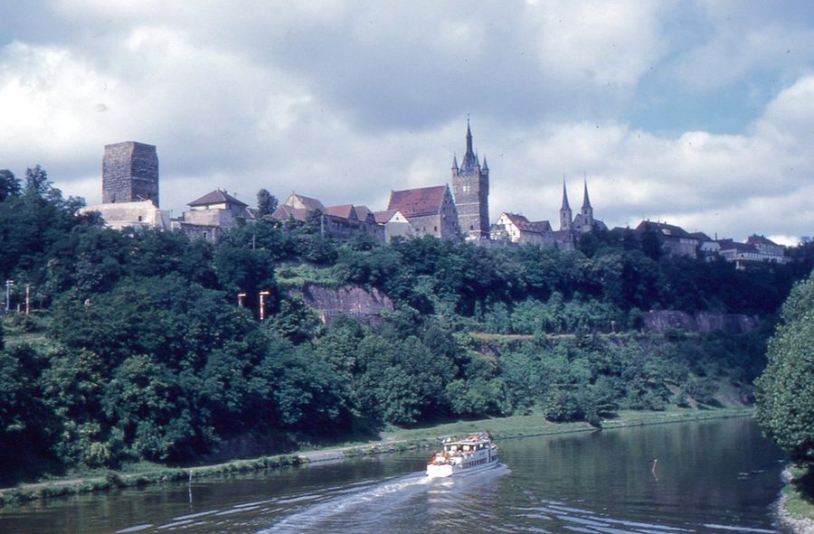 Historische Stadtsilhouette von Bad Wimpfen mit Rotem Turm, Steinhaus, Blauem Turm und Neckar