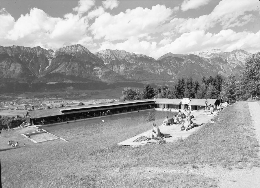 Vista dalla piscina Schwimmbad Schönruh ad Aldrans sulle catene montuose tirolesi