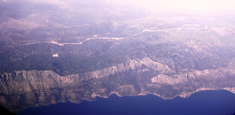 Veduta aerea della costa della Dalmazia e delle montagne Biokovo sulla Riviera di Makarska