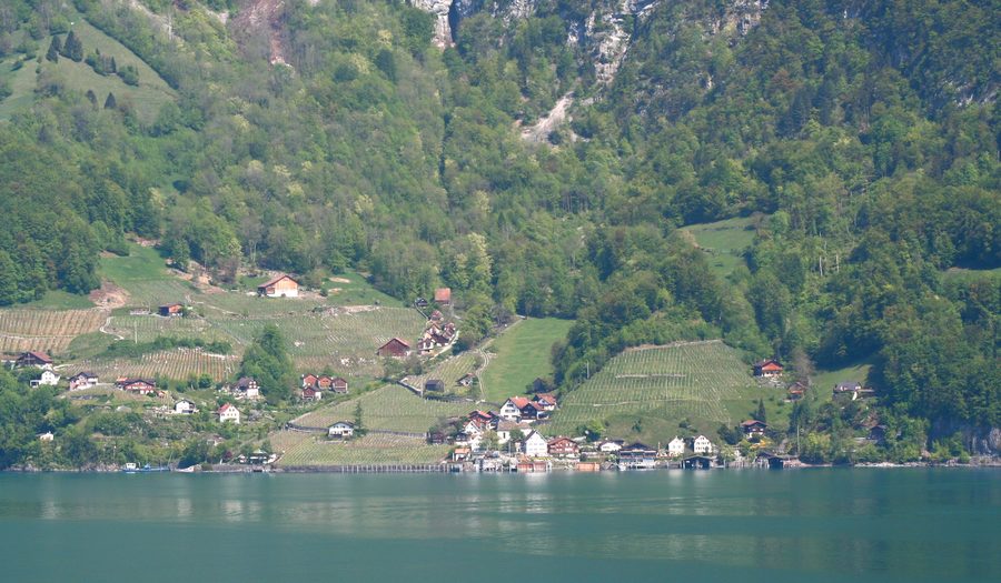 Quinten am Walensee vor der Bergkulisse