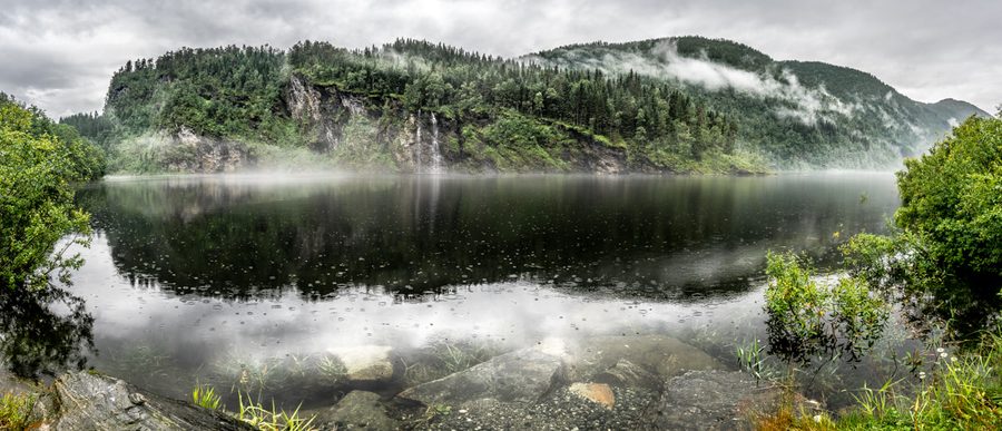 Paesaggio montano presso il Myrkdalsvatnet a Myrkdalen, Norvegia