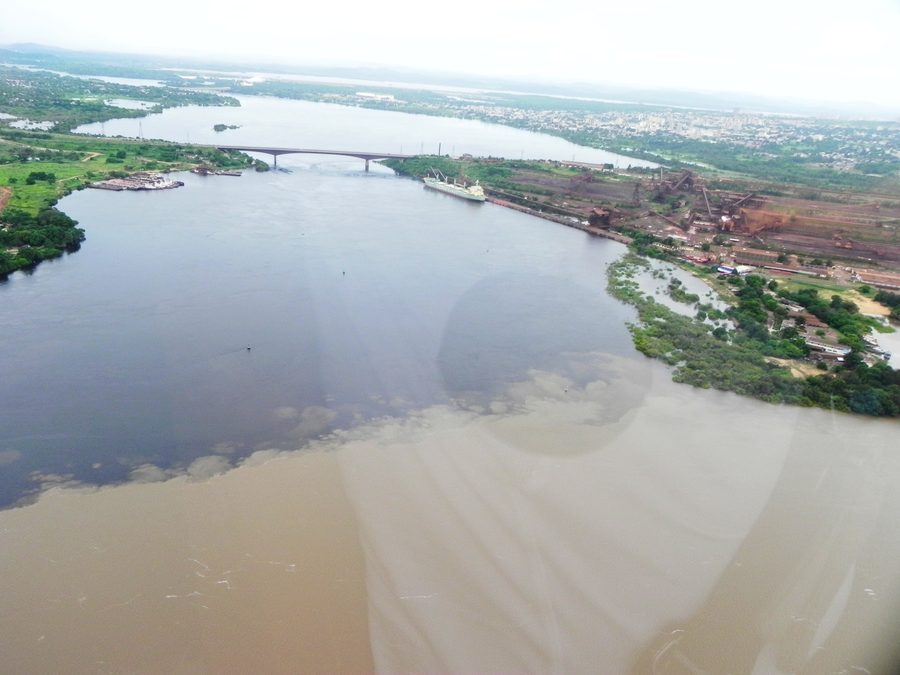 Ripresa aerea della confluenza tra Río Caroní e Orinoco