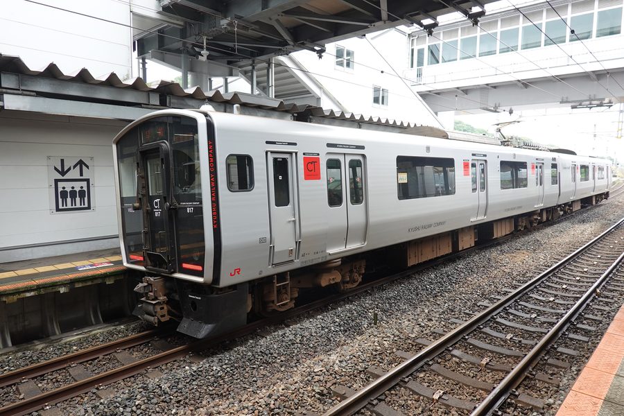Treno alla stazione di Shin-Tosu a Tosu