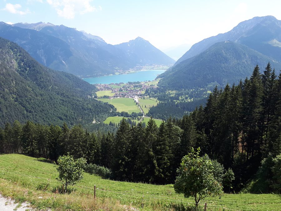 Blick auf den Achensee bei Pertisau mit Bergkulisse.