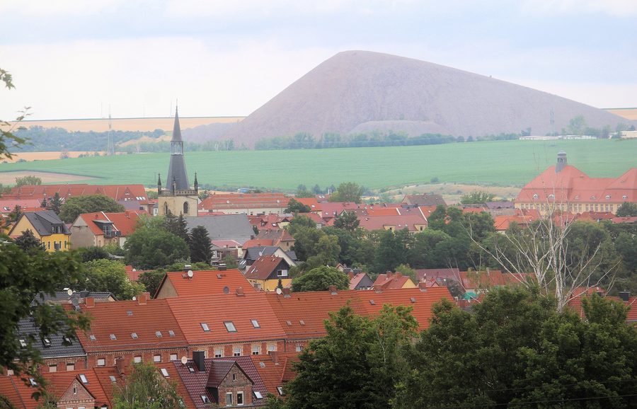 Vista verso la chiesa di Sant'Anna e la discarica Fortschrittschacht a Lutherstadt Eisleben