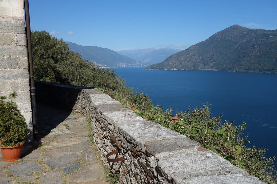 Blick auf den Lago Maggiore von der Terrasse hinter der Kirche San Gottardo in Carmine Superiore