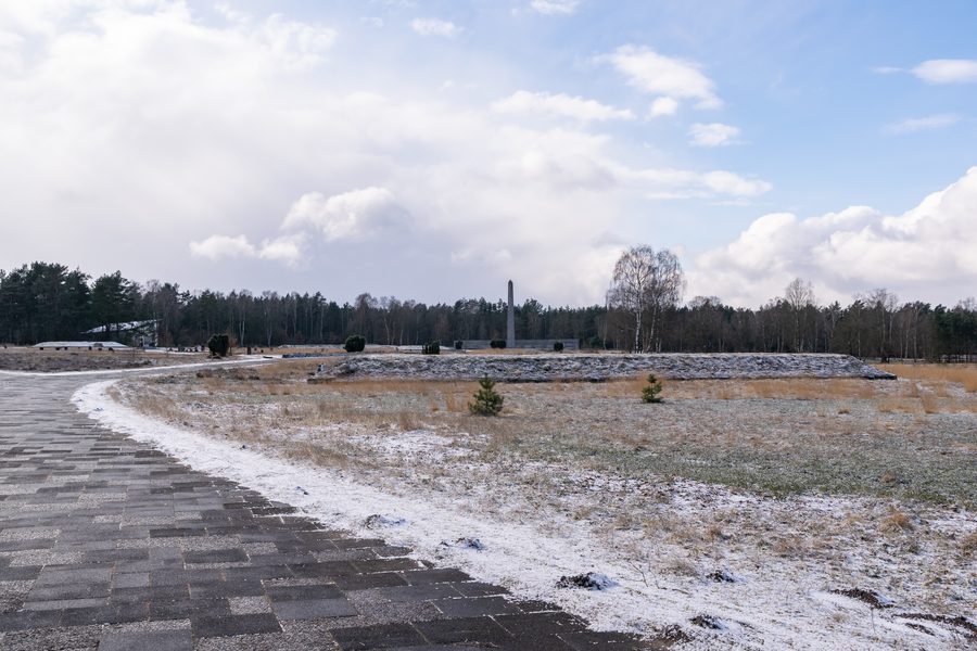 Gedenkstätte Bergen-Belsen mit Massengrab und Obelisk auf dem ehemaligen Lagergelände