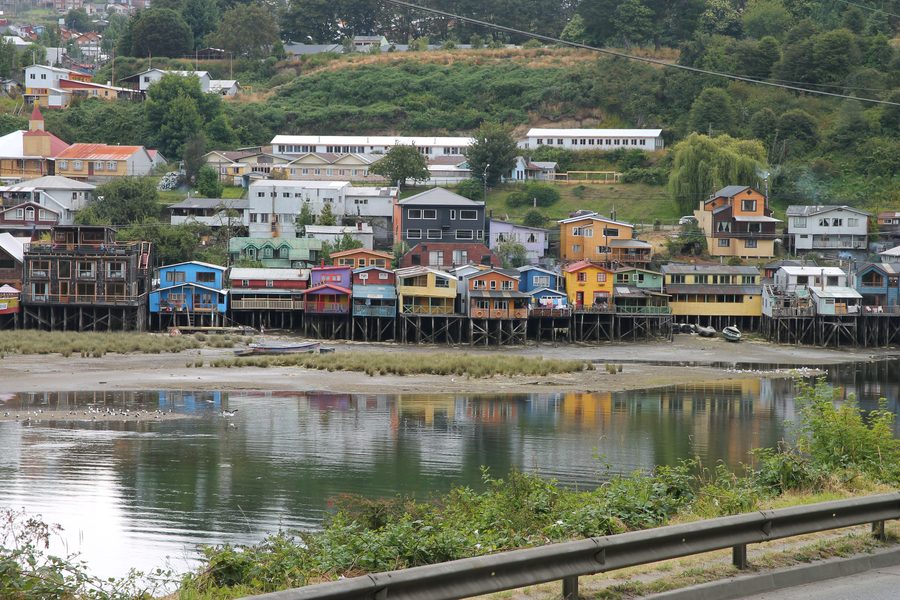 Case colorate su palafitte sulla costa di Castro a Chiloé
