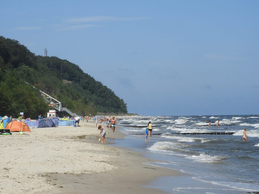 Spiaggia del Kölpinsee presso Loddin con vista sullo Streckelsberg