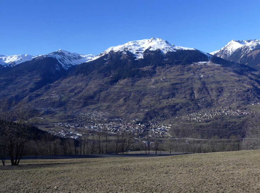 Aime-la-Plagne dans la vallée de la Tarentaise en hiver, vue depuis les hauteurs de Mâcot