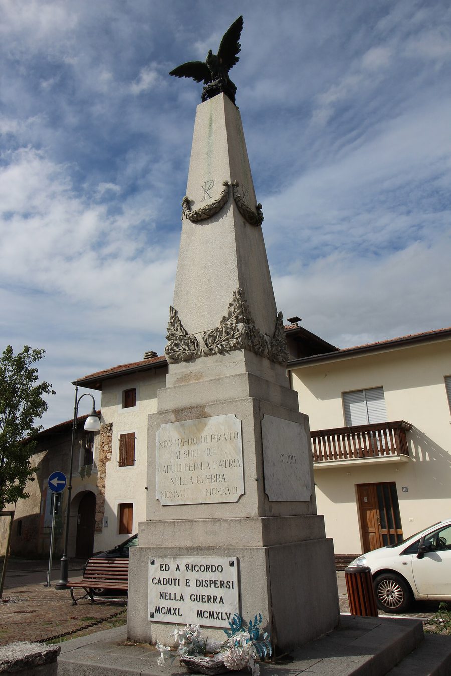 Monumento ai Caduti in piazza a Nogaredo di Prato