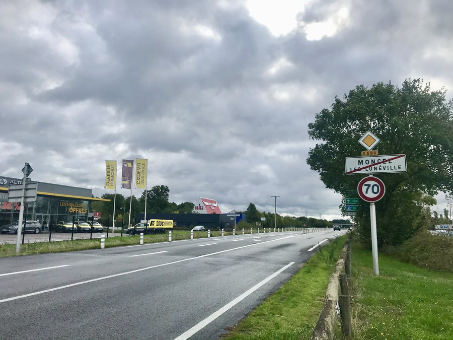 File:Moncel-lès-Lunéville - Avenue de l'Europe (vers Saint-Dié).jpg