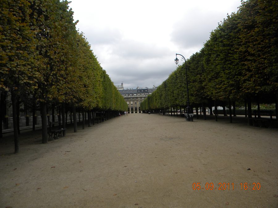 Il cortile-giardino del Palais Royal a Parigi con le sue arcate classiche.
