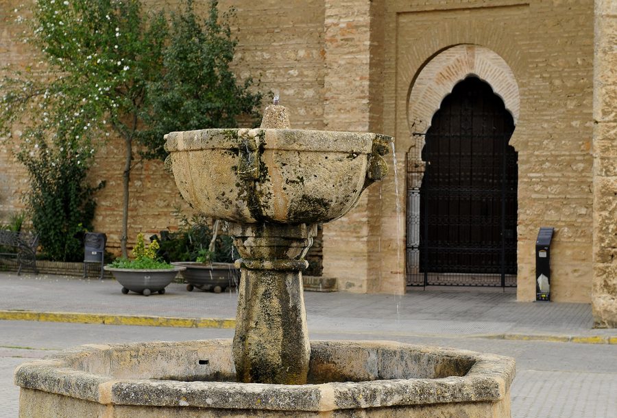 Fontana davanti alla chiesa di Santa María de la Granada a Niebla, Huelva