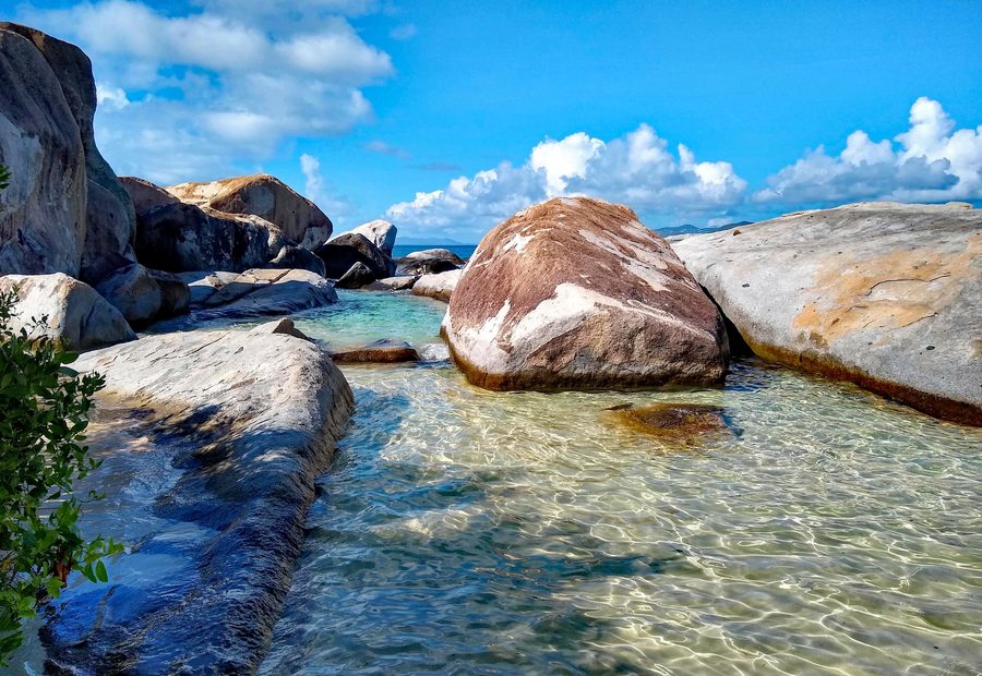 Blick aus den Granitformationen von The Baths auf Virgin Gorda auf die Küste und das Meer