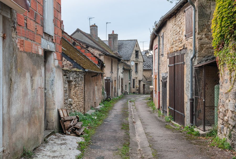 File:Rue du Vieux Chateau in Moulins-Engilbert (1).jpg