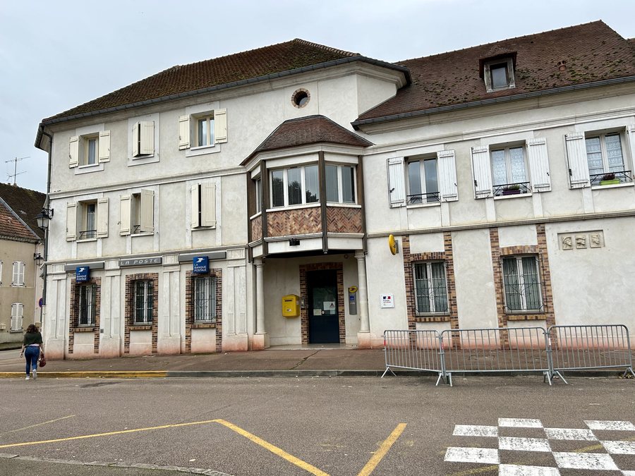 File:Villeneuve-l'Archevêque - La Poste.jpg