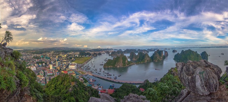 Kalksteininseln und bewaldete Karstfelsen in der Ha-Long-Bucht in Vietnam