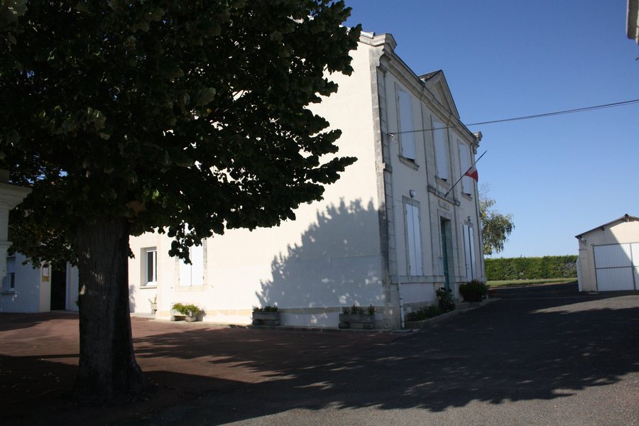 File:Courcelles Mairie.jpg