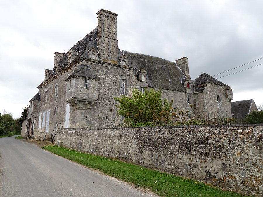 File:Mandeville-en-Bessin, Ferme-manoir de Douville.JPG