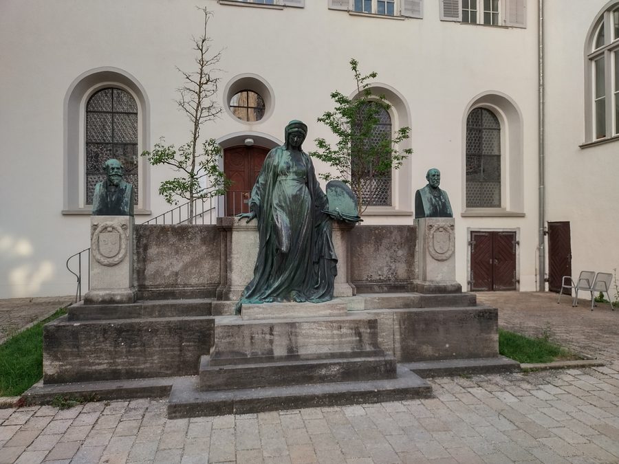 Monumento a Braith e Mali nel cortile interno del Museo di Biberach