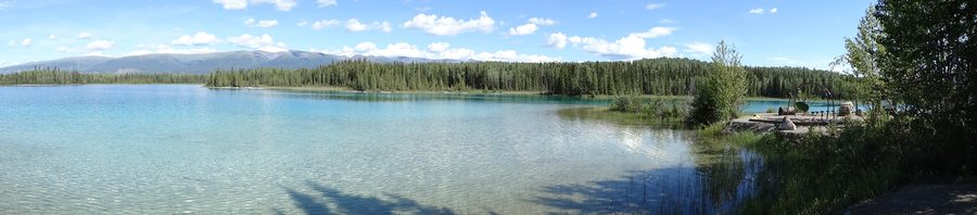 Panorama del Boya Lake nel Boya Lake Provincial Park vicino a Watson Lake nella Columbia Britannica settentrionale.