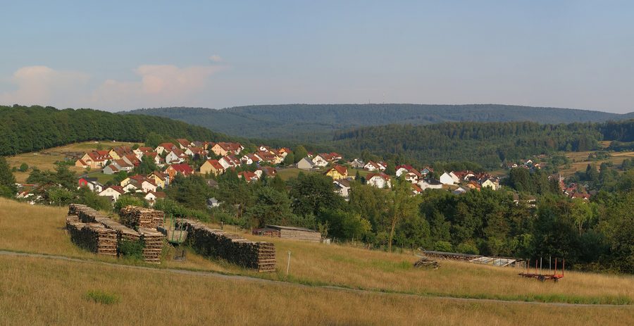 Weibersbrunn im Spessart mit dem Geiersberg im Hintergrund