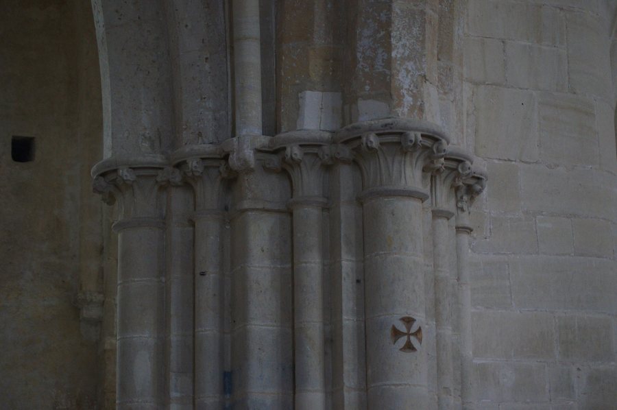 File:Chapiteaux motif végétal et croix de consécration Église Saint-Pierre de Vesly ERNOUF Guillaume.JPG
