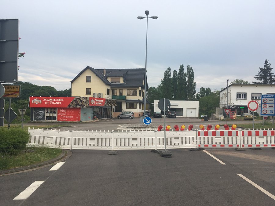 File:Ortsausgang Richtung Rosbruck in Frankreich, Sperrung wegen Corona (Mai 2020).jpg