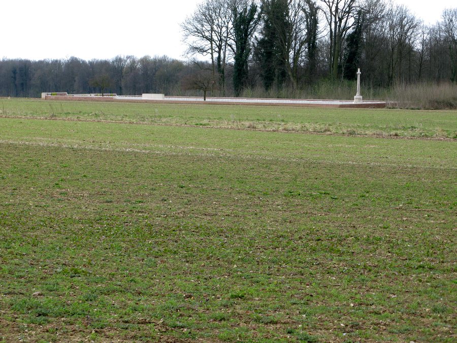 File:Mailly-Maillet cimetière militaire (Mailly Wood) 1.jpg