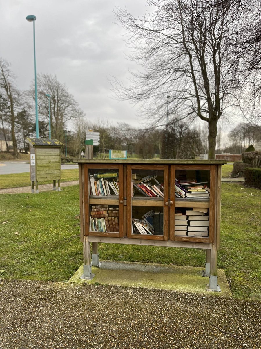 File:Saint-Léonard - Route de Grainval (côté parking) - boîte à livres.jpg