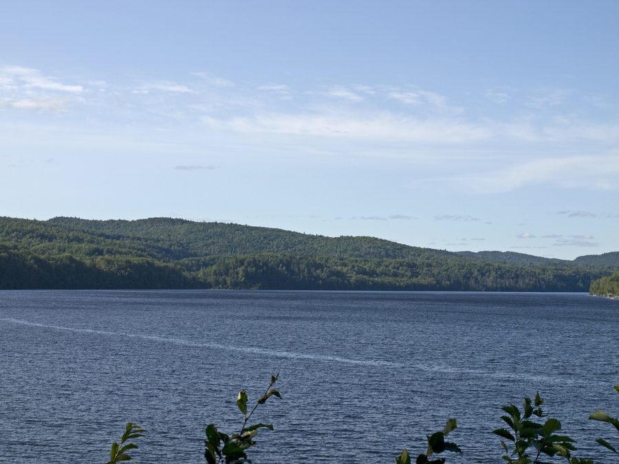 Vista sul fiume Saint-Maurice da Mekinac Point nel Parco nazionale della Mauricie