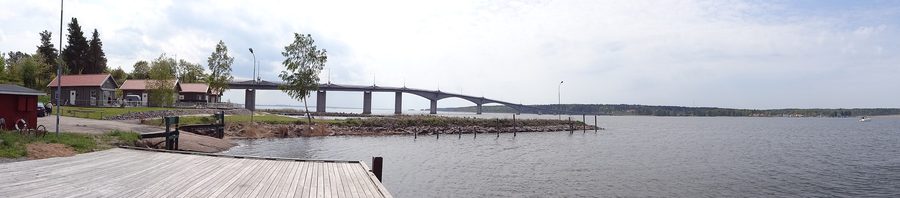 Torsöbron che attraversa il lago Vänern dalla riva continentale orientale verso Torsö