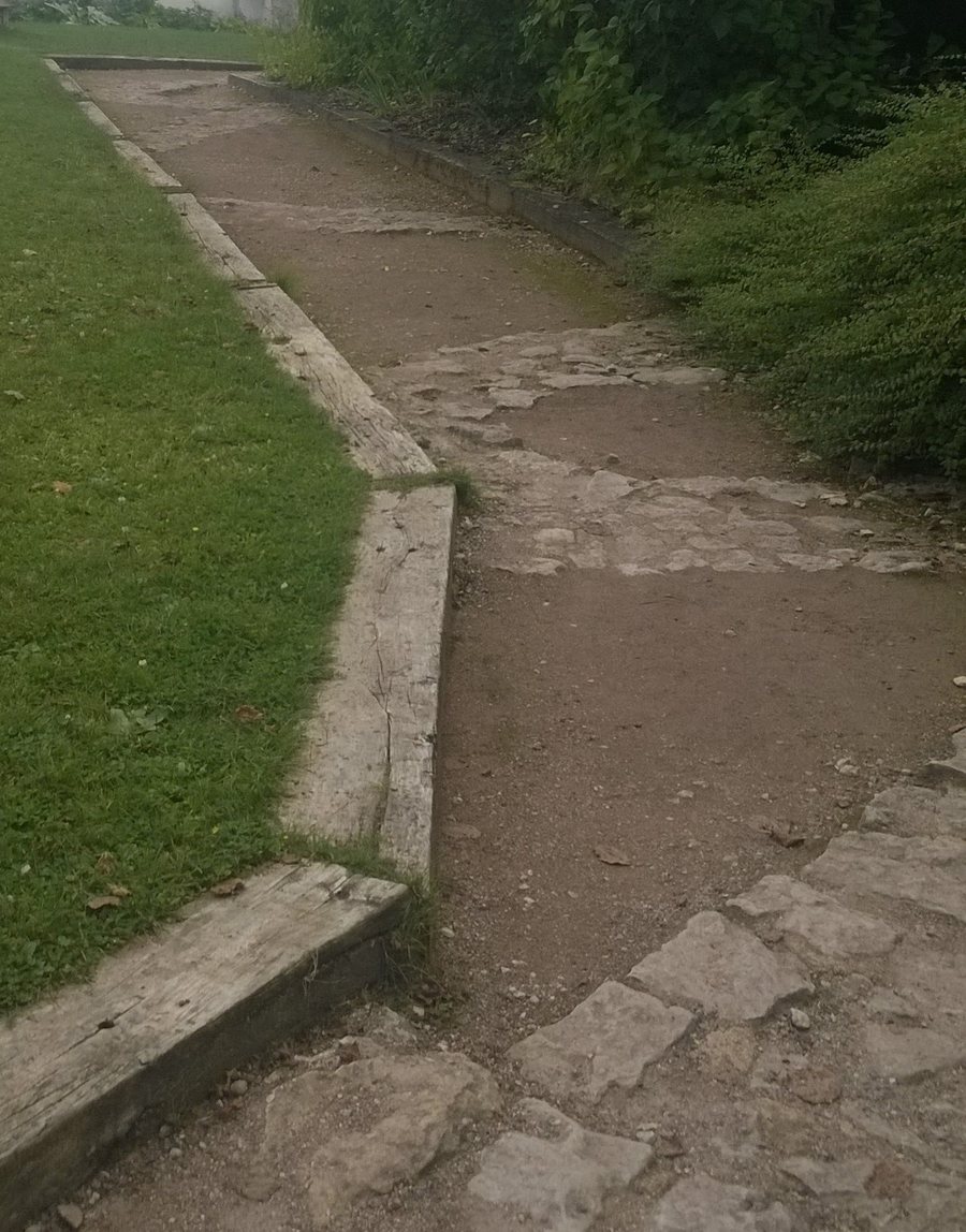 File:Saxon-Sion chemin archéologique-WP 20160921 003.jpg