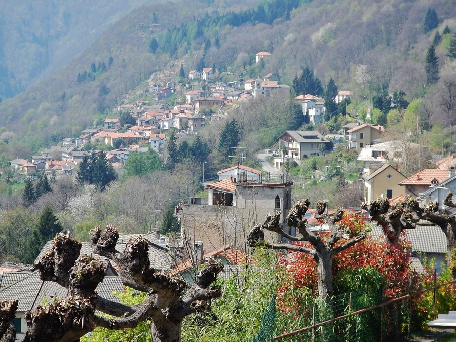 Cheglio, una frazione di Trarego Viggiona, nel paesaggio montano sul Lago Maggiore