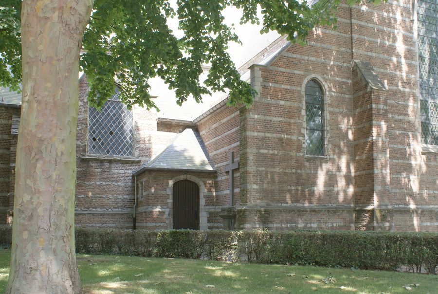 Außenansicht der Sint-Benedictuskerk in Mortsel