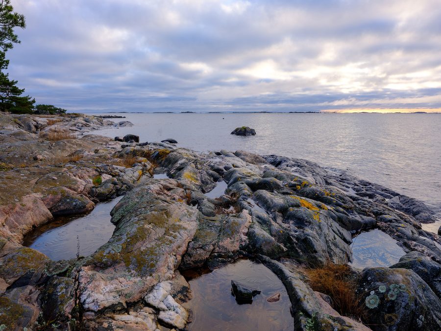 Rocce costiere aspre sull'isola di Sandö (Sandhamn) nell'arcipelago di Stoccolma
