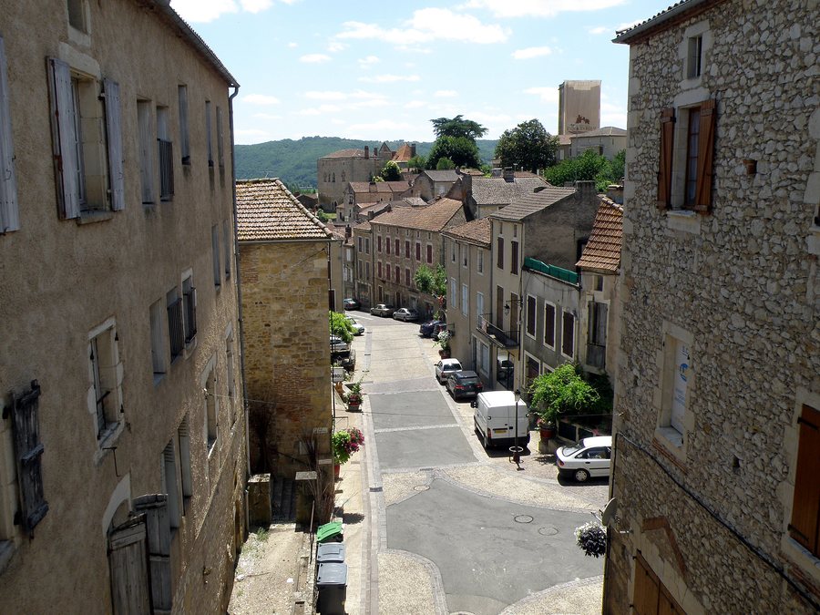 File:Puy-l'Évêque Grand'Rue1.JPG