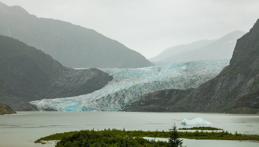 Ghiacciaio Mendenhall presso Juneau con montagne e ambiente boscoso