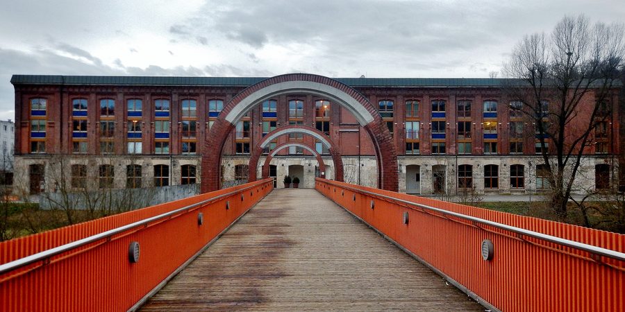 Bürogebäude am Neckar beim Landschaftspark Bruckenwasen