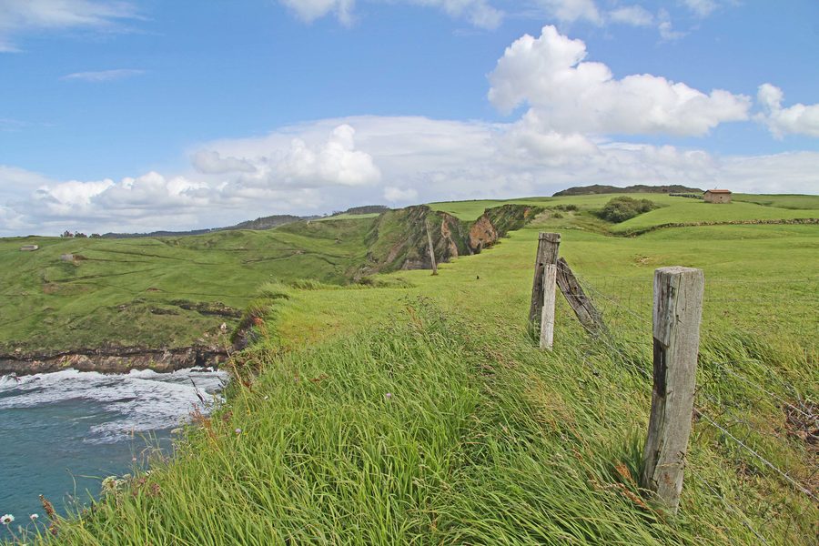 Acantilados costeros en Toñanes, Cantabria, España